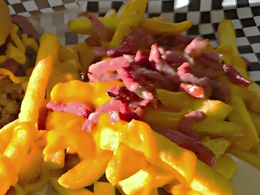 Cheese fries, frites maison nappées de cheddar fondu et de viande